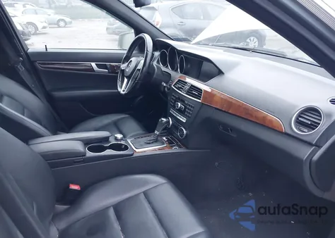 2012 Mercedes-Benz C 300 Sport 4Matic z USA, uszkodzony, nr VIN WDDGF8BB9CF913941